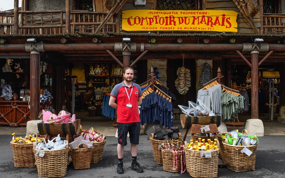 Alex travaille dans une boutique de souvenirs. C’est sa quatrième saison . Parc Astérix, 2026.