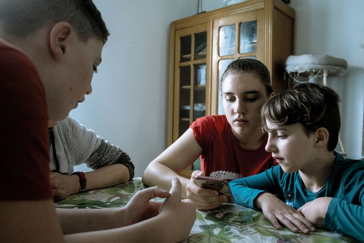 Ces temps d’échange au sein des familles sont le moyen pour Valérie de réinstaurer des règles de vie.