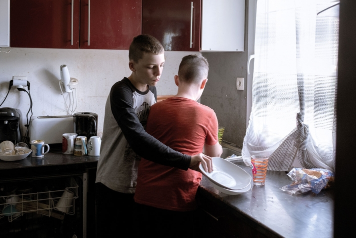 Ces temps d’échange au sein des familles sont le moyen pour Valérie de réinstaurer des règles de vie.