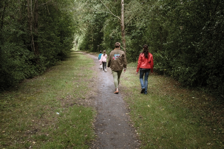 Valérie a emmené une partie de la famille en balade dans la forêt.