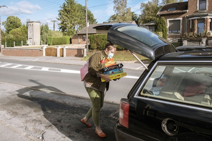 La voiture de Valérie est une véritable ludothèque mobile. Les jeux de société sont l’un de ses principaux outils de travail.