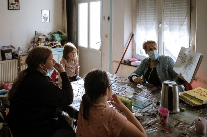 Avec les jeux de société, les livres de jeunesse constituent un outil pédagogique essentiel. Même si elle prend des cours d’alphabétisation (grâce aux interventions de Valérie), Virginie est dans l’incapacité de lire des histoires à ses filles.