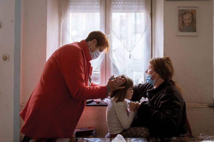 Valérie s’improvise coiffeuse pour la fille de Virginie.