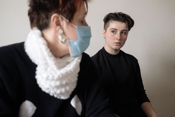 Priscilla sera majeure dans quelques mois. Elle ne dépendra plus de la protection de l’enfance. Cette transition l’inquiète. Valérie est l’une des rares personnes à qui elle peut demander conseil et se confier.
