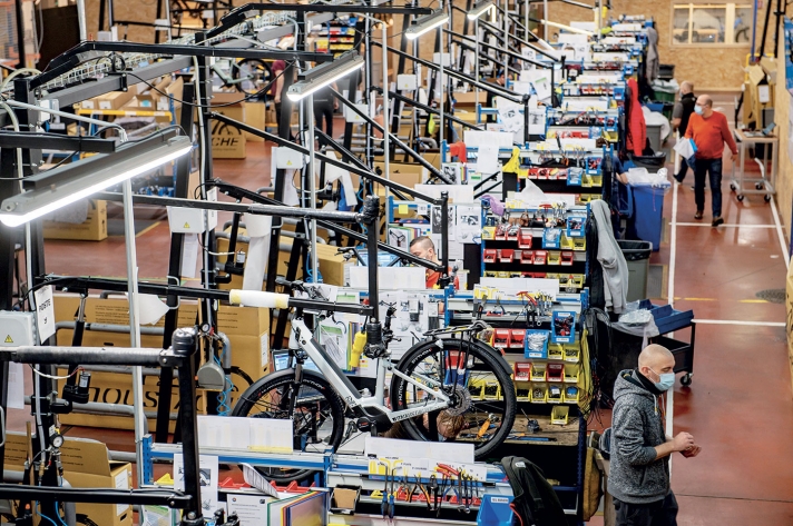 Ici, pas de travail à la chaîne. Sur la ligne de montage Taon 1, les cadres arrivent prémontés de Taïwan ; chaque opérateur finit l’assemblage du vélo en intégralité. Cela
permet un meilleur contrôle de la qualité. Chaque montage nécessite entre trente minutes et plus de trois heures d’intervention par vélo, selon la complexité des tâches à effectuer.