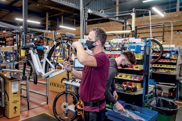 Ici, pas de travail à la chaîne. Sur la ligne de montage Taon 1, les cadres arrivent prémontés de Taïwan ; chaque opérateur finit l’assemblage du vélo en intégralité. Cela
permet un meilleur contrôle de la qualité. Chaque montage nécessite entre trente minutes et plus de trois heures d’intervention par vélo, selon la complexité des tâches à effectuer.