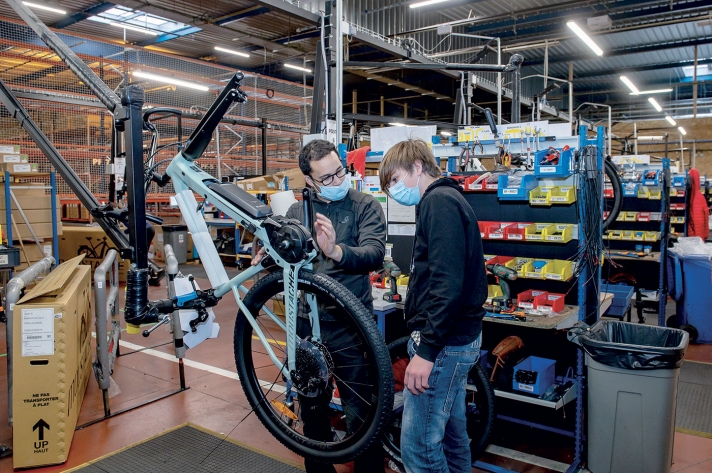 Ici, pas de travail à la chaîne. Sur la ligne de montage Taon 1, les cadres arrivent prémontés de Taïwan ; chaque opérateur finit l’assemblage du vélo en intégralité. Cela
permet un meilleur contrôle de la qualité. Chaque montage nécessite entre trente minutes et plus de trois heures d’intervention par vélo, selon la complexité des tâches à effectuer.