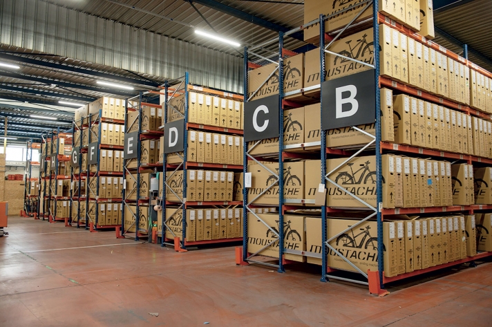 À une extrémité de l’immense hangar, les cartons arrivent en provenance du fournisseur de cadres taïwanais. À l’autre bout de la chaîne, les mêmes cartons, contenant cette fois les VAE assemblés et prêts à être expédiés chez plus de 500 revendeurs dans le monde. Avec la crise du coronavirus et l’engouement pour le vélo, les stocks sont au plus bas.