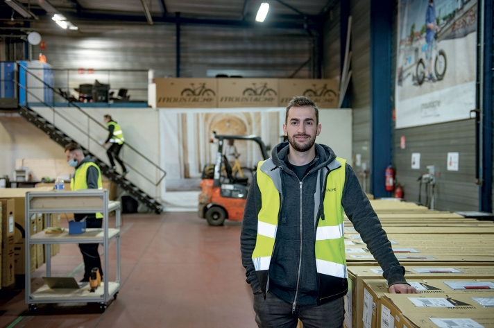 Rien ne prédestinait ce menuisier à devenir chef d’équipe logistique. Mais en étant l’un des premiers salariés de Moustache, Anthony Sadi a grandi en même temps que la société. Sa mission consiste à adapter la partie logistique à l’évolution rapide de la production.