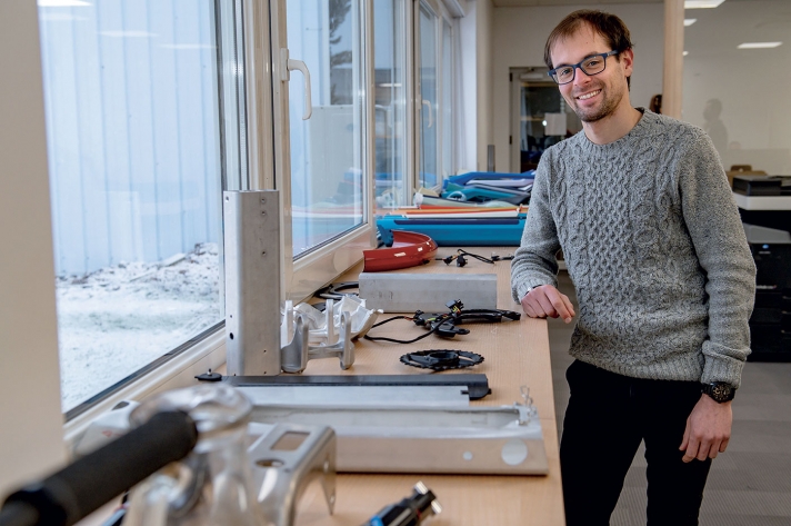 Dessinateur industriel au service R&D, Adrien Smolinski vient de l’industrie automobile. Cet adepte du VTT conçoit la géométrie des cadres en CAO (conception assistée par ordinateur), travaille les formes des tubes et peaufine l’intégration des éléments. Il faut environ un an entre la conception et le début de la production.