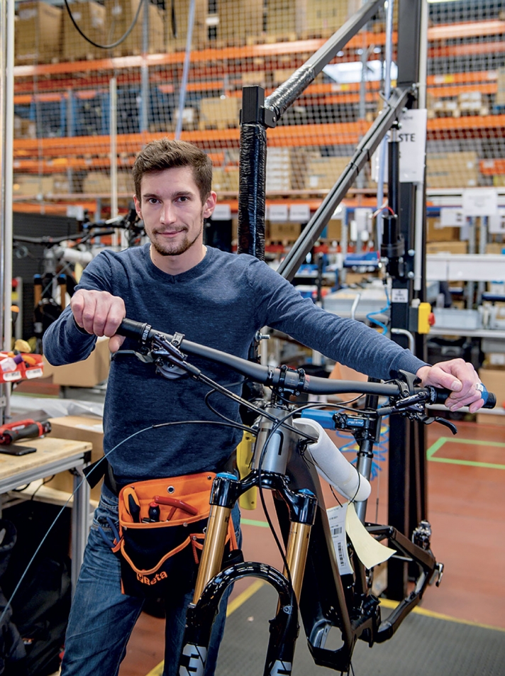 Lucas Genay a 25 ans. Il est monteur sur la nouvelle ligne de production Taon 2 et passionné de mécanique. Lorsqu’il reçoit le cadre, il effectue l’intégralité du câblage, installe le moteur et la batterie et procède aux réglages des freins et dérailleurs ; il réalise ensuite un dernier contrôle avant l’emballage.