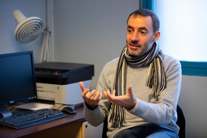 Guillaume Roudier, 38 ans, prêtre et technicien au SAV d’une entreprise du numérique, qui vit dans le quartier populaire de Saint-Fons, en métropole lyonnaise, ancien consultant en patrimoine.