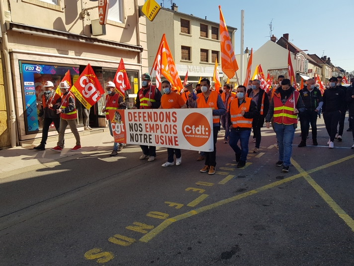 Une grande partie des salariés d’Aperam Gueugnon se sont mobilisés le 22 avril dernier, en défilant dans les rues de la ville.