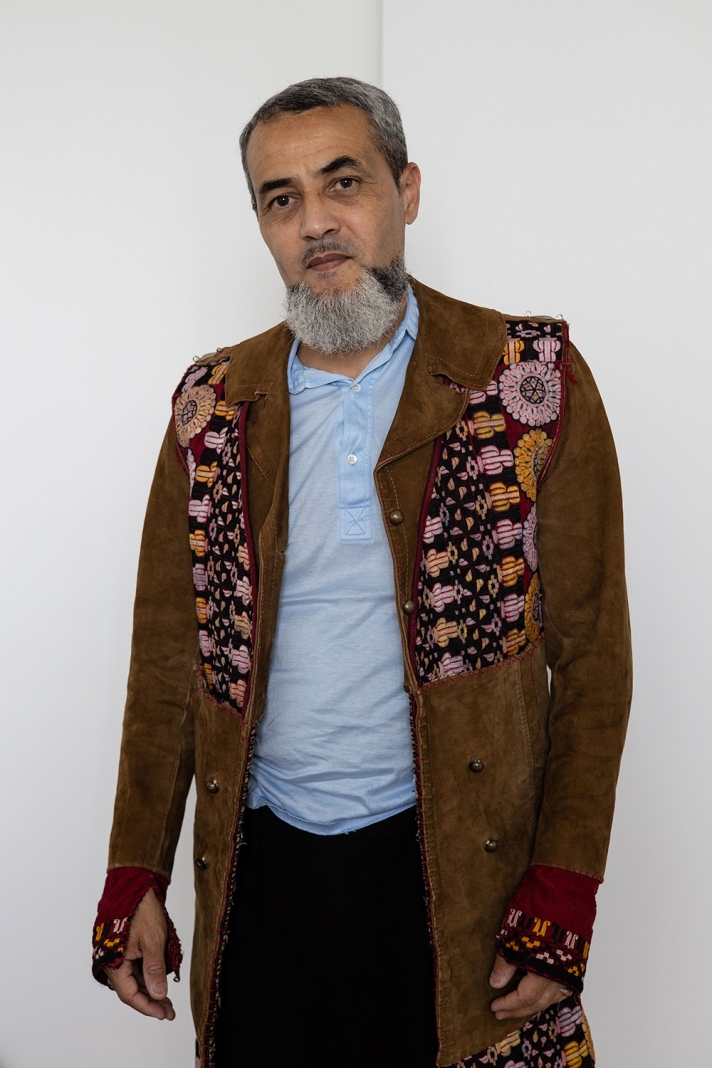 Fils d’une mère tisserande et d’un père tailleur de pierre, Adel recherche derrière le mélange des matières l’alliance des cultures occidentales et orientales ; parfois en y ajoutant une portée sociale, militante. « Ce manteau est pour moi un acte politique, c’est le lien qui unit le Yémen en guerre et la France, qui lui vend des armes. »