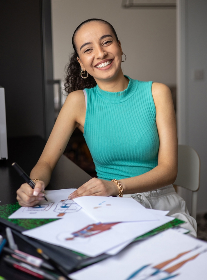 « Je n’avais jamais osé dire à mes parents que je voulais faire du stylisme, qui représentait un coût financier important. » À 23 ans, Amel est aujourd’hui la directrice artistique de la marque, avec à son actif 150 pièces uniques créées en un peu plus d’un an.