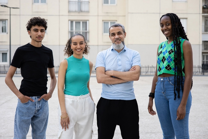 C’est à Saint-Denis (93) que la famille confectionne ses modèles. Installés à Dubai jusqu’en 2020, les Haddadi se sont heurtés à la réalité des conditions de travail des ouvriers. « J’ai vu des couturiers au savoir-faire incroyable travailler 24 heures sur 24 pour presque rien. Il était impensable pour moi de réaliser mon rêve au mépris de la dignité humaine », explique Adel.