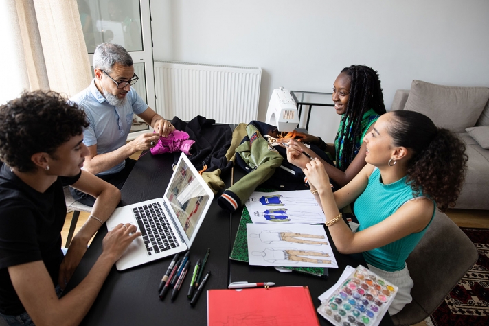 Chez les Haddadi, la préoccupation sociale n’est jamais très loin. Pickloz espère proposer à de jeunes stylistes de travailler avec eux en freelance. « Ils pourraient récupérer les vêtements des particuliers et les transformer, ce qui leur permettrait de toucher un pourcentage sur leurs créations », explique Adel.