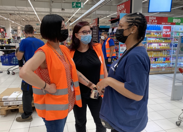 De gauche à droite : Leila Khelifa, secrétaire de la section CFDT, Ludivine Trigaux, élue CSE, et une salariée du Carrefour Nice TNL.