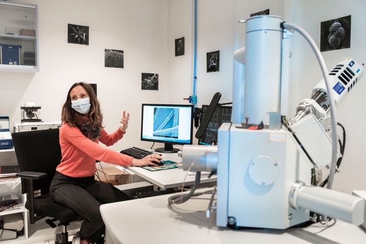 « On porte nos vêtements, on finit par les manger », fait remarquer Camille Detree, post-doctorante, qui étudie l’impact des microfibres textiles d’origines plastique et naturelle sur les organismes marins. Le microscope révèle la présence de microfibres, issues de vêtements notamment, chez l’huître creuse (visible sur l’écran de l’ordinateur). Cette pollution crée des dommages physiques et a des effets sur son système digestif. Les nanoplastiques affectent également le système reproductif de ce mollusque. Du mets de fête à l’objet d’études, l’huître est une perle à préserver.