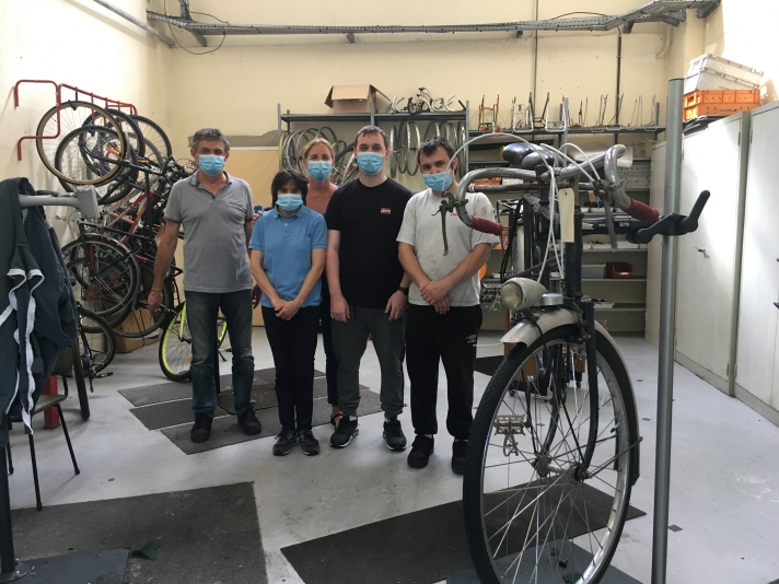 L’atelier de réparation de vélos du BRGM, tenu par le personnel d’un Ésat local.