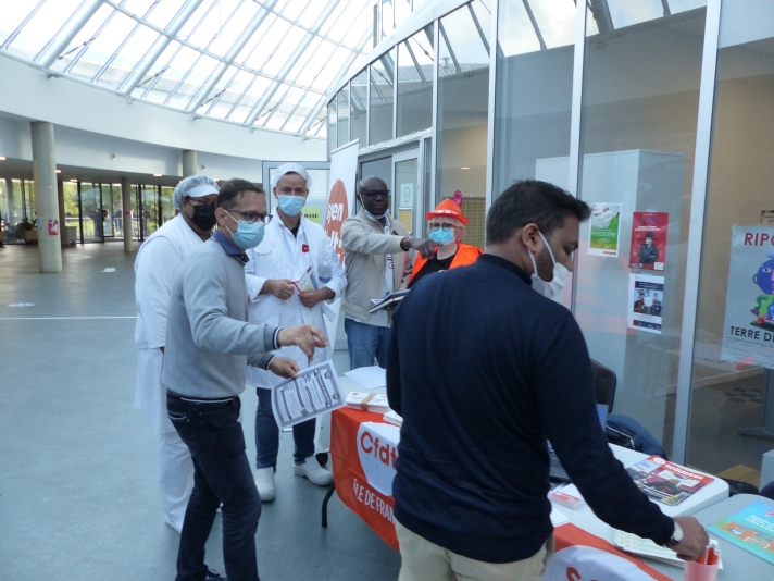 Le Sgen-CFDT était à l’université Gustave-Eiffel, campus Marne-la-Vallée, à Champs-sur-Marne (Seine-et-Marne). Les militants du Sgen et de l’interpro ont rencontré des personnels dont les agents de restauration du Crous et les étudiants pour leur rappeler qu’« une organisation syndicale, c’est aussi un réseau de solidarité, de soutien, de conseil et d’expertise qui peut se révéler précieux ».