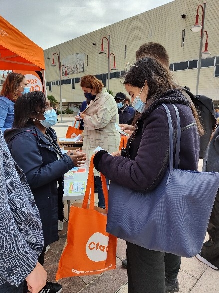 L’URI Hauts-de-France avec son groupe jeunes et les syndicats Sgen et Sep Nord-Pas-de-Calais ont rencontré des étudiants de l’université de Lille et ont échangé sur les problématiques auxquelles ils sont confrontés. Les militants, accompagnés par la secrétaire nationale Inès Minin, ont recueilli de nombreuses questions relatives, notamment, à leur job étudiant, leurs difficultés liées au logement et à la Sécurité sociale. À cette occasion, 500 kits d’hygiène (gel douche, protections périodiques, dentifrice…) ont été distribués aux plus précaires, issus d’une collecte de solidarité auprès des militants des Hauts-de-France. « Parce que certains étudiants, entre s’acheter à manger et se fournir en produits d’hygiène, le choix est vite fait ! », indique Jennifer Zou, responsable du groupe jeunes de l’URI Hauts-de-France.