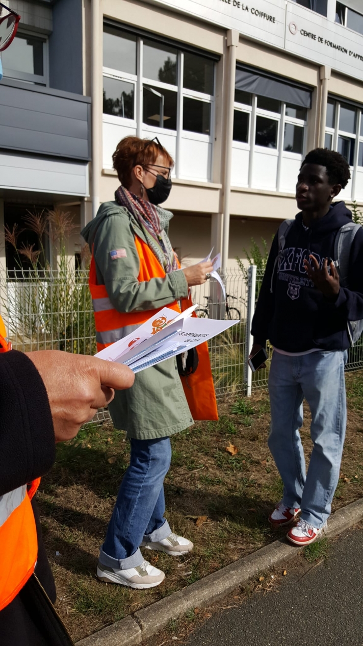 L’équipe CFDT de la Sarthe, au Mans, a présenté pendant les trois jours de « Réponses à emporter » aux portes des CFA coiffure, boucherie, automobile, hôtellerie, BTP, etc., une enquête flash sous forme de QR code afin de connaître leur vie en formation et au travail, et faire remonter leurs attentes aux instances régionales concernées. À la fin de l’enquête, un autre QR code les a orientés vers un padlet (https://padlet.com/wpb/v59wz6egxl1d12ov) leur donnant des infos sur le CEP, le CPF, les aides à la mobilité, au logement ou encore les aides locales…