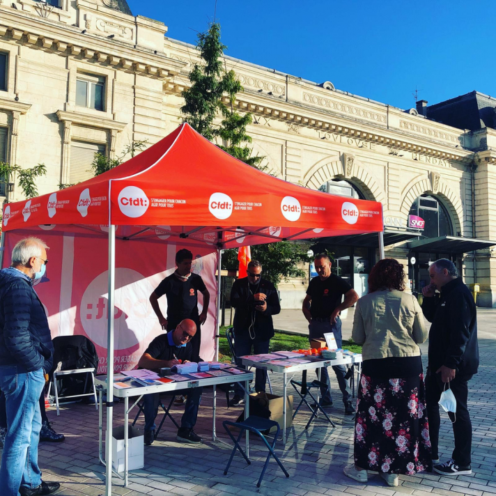 À Bayonne, devant la gare SNCF, le barnum CFDT a attiré bon nombre de travailleurs en quête de réponses à leurs problèmes, de natures diverses.