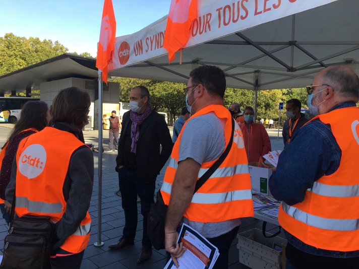 Laurent Berger s’est rendu au stand installé devant la gare de Tours le jeudi 30 septembre… « Les principales demandes que nous avons eues concernent les dispositifs, les financements, parce que les gens, notamment les jeunes, sont un peu perdus dans leur accès aux droits », explique Teddy Aveline, chargé du dossier des TPE et des jeunes à l’Union régionale Centre-Val de Loire. « Beaucoup de questions portaient sur l’orientation professionnelle, le conseil en évolution pro, les dispositifs jeunes… Nous les invitons également à repasser à la boutique CFDT, installée à deux pas, dans le centre de Tours. »