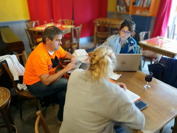 Dans le cadre d’un café juridique, Gwendoline et Patrick enchaînent les rendez-vous. Une salariée d’une vingtaine d’années, embauchée dans une agence immobilière, rencontre des soucis avec son employeur. Après avoir reçu de précieux conseils, elle n’a pas tardé à adhérer !