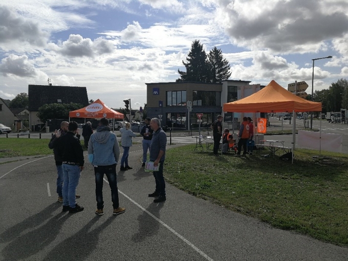 Les barnums de la CFDT étaient particulièrement visibles des passants et des automobilistes sur ce rond-point de Val-de-Reuil, dans le département de l’Eure, en Normandie.
