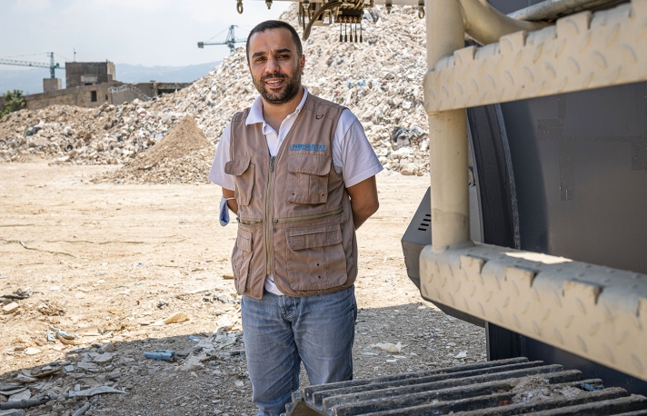 « 60 000 tonnes de déchets sont sur le site et 50 tonnes arrivent chaque jour », estime Elie Mansour de l’Agence des Nations unies pour l’habitat.