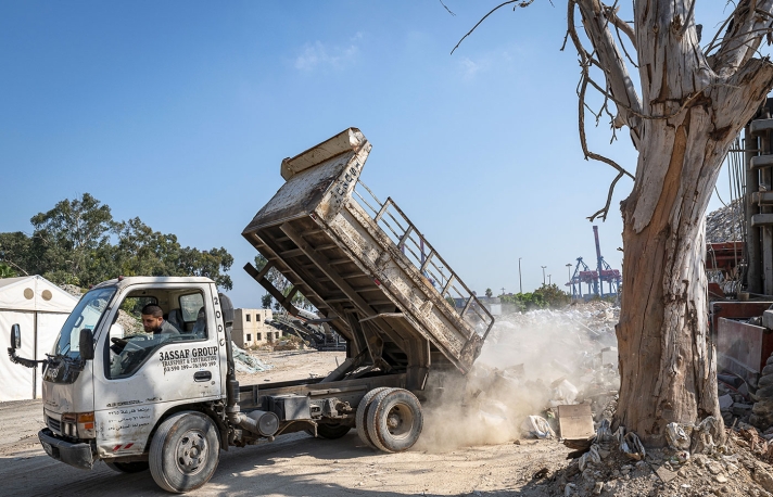 Une partie de ces gravats est transportée jusqu’à cette décharge, accolée au port. Après l’explosion, le consortium international Rubble to Mountains s’est monté pour la faire fonctionner.