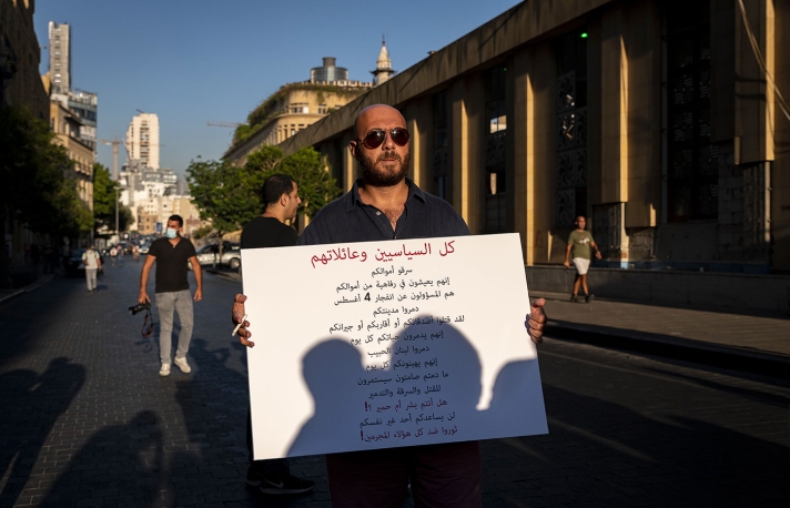 Pour les Libanais, l’explosion est due à la négligence de la classe politique et à la corruption. Depuis, ils manifestent pour que justice soit rendue. « Les politiciens
et leur famille sont responsables du 4 août », accuse cet homme.