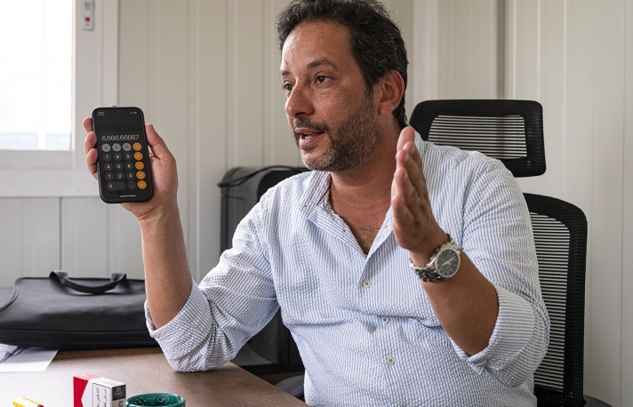 Mohamed Daoud dirige Development Inc. International, une entreprise spécialisée dans le plastique. Il revend ou recycle ceux présents dans la décharge. Le projet n’est pas rentable pour lui mais lui permet de gagner en visibilité.