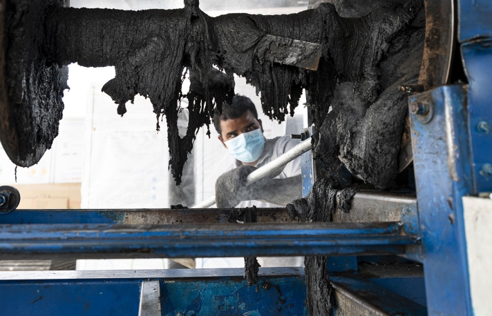 Les matières plastiques issues de l’explosion qui ne peuvent pas être vendues sont chauffées, mélangées à des éclats de verre et pressées. Elles sont ensuite refroidies et transformées en plaques de matériau composite.