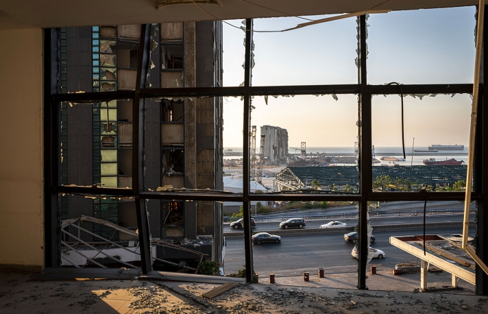 Le port de Beyrouth reste dévasté. Les silos, dont la taille a protégé la partie ouest de la ville, pourraient s’effondrer. Certains produits chimiques stockés dans le port ont été envoyés en Allemagne pour être traités.