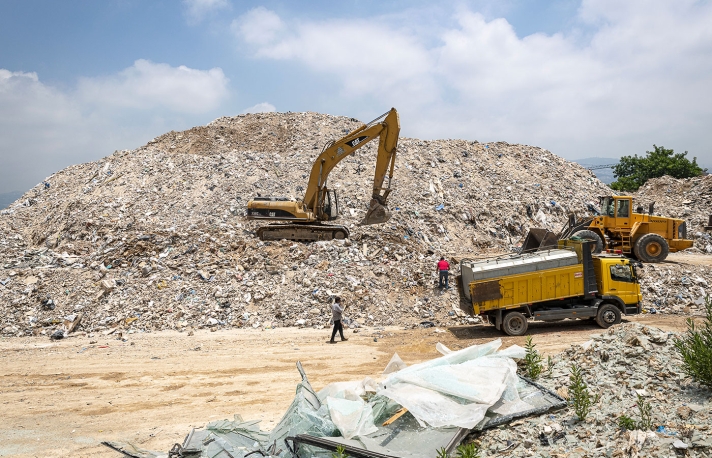 Le consortium, lui, prévoit de piler le verre présent, entre 4 000 et 6 000 tonnes, sur la décharge. Une fois réduit en sable, il sera mélangé aux pierres et aux parpaings concassés.