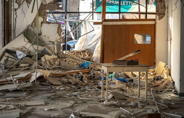 Le consortium international n’est pas seul à s’être préoccupé de la gestion des déchets générés par l’explosion. Délaissée par l’État, la société civile s’est organisée face à la catastrophe.