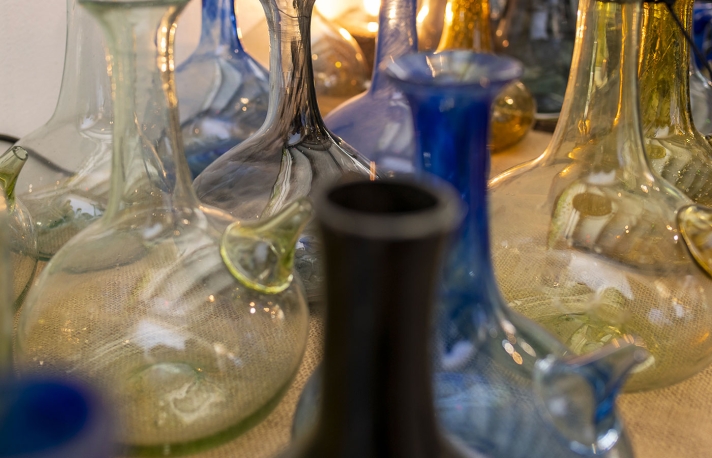Ziad Abi Chaker veut appliquer le principe du zéro déchet dans son pays. Il a transformé une partie du verre soufflé par l’explosion en carafes traditionnelles, vendues en ligne et sur un marché chic de Beyrouth.