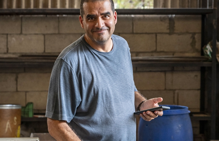 Ziad Abi Chaker, surnommé le Roi des poubelles, a fondé l’entreprise Cedar Environmental en 1996 pour valoriser des déchets de toutes sortes. Il propose des solutions de tri aux municipalités.