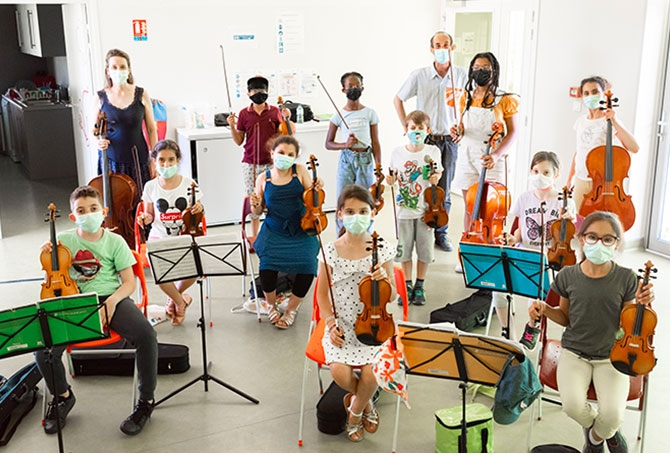 Ces jeunes scolarisés à Ermont sont entrés dans le dispositif Démos il y a trois ans. Dans quelques jours, ils se produiront pour la dernière fois sur la scène prestigieuse de la Philharmonie de Paris. À deux exceptions près, ils poursuivent aujourd’hui l’apprentissage de la musique au conservatoire de la ville.