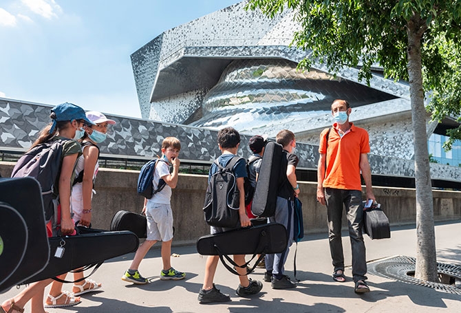 Ultime répétition à Paris. Animateur au centre socioculturel François-Rude, Vincent Mouillot est le référent terrain du dispositif. Depuis six ans, il accompagne des jeunes et leurs familles. Il fait le lien avec la Philharmonie. « Un projet magnifique », résume ce musicien amateur, qui a découvert l’alto à cette occasion.