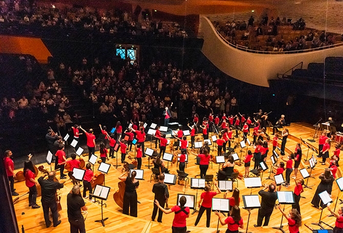 Le spectacle peut commencer. Une récompense pour ces jeunes investis dans le projet depuis trois ans. Malgré la crise, ils ont répondu présents ces derniers mois en poursuivant leur apprentissage par des cours en visio. Une récompense aussi pour les familles, parties prenantes du dispositif et qui n’hésitent pas à s’entraider afin d’assurer les déplacements.
Une récompense enfin pour tous les animateurs de terrain, chevilles ouvrières du dispositif. Grâce à leur présence auprès des jeunes et des familles, ils assurent
le suivi du groupe : « Nous veillons à ce que personne ne décroche pour de mauvaises raisons », résume Vincent.