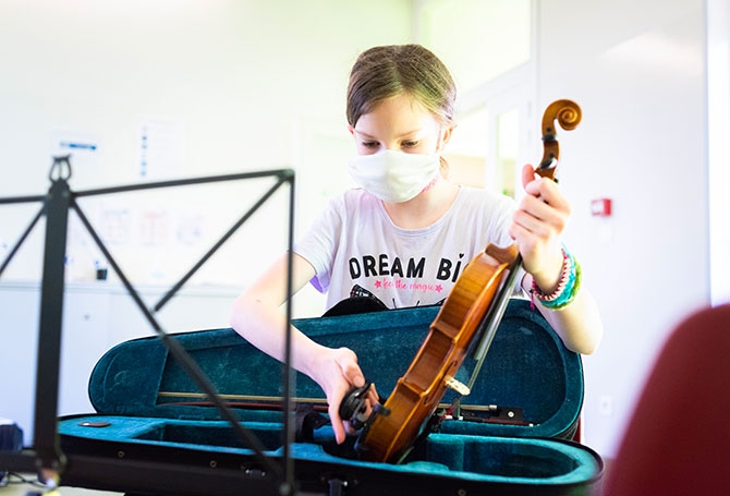 En entrant dans le dispositif, ces jeunes volontaires (et leurs familles) s’engagent à suivre deux cours par semaine et à participer aux stages et autres regroupements en mode orchestre pendant trois ans. En retour, un instrument leur est prêté sans frais.
