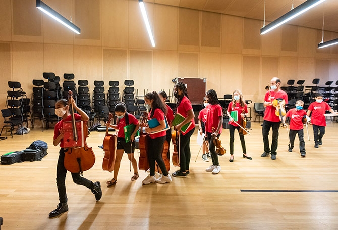 L’entrée sur scène doit se faire selon un rituel qui a été répété. Dans quelques minutes, ils devront « faire orchestre » avec tous leurs camarades.