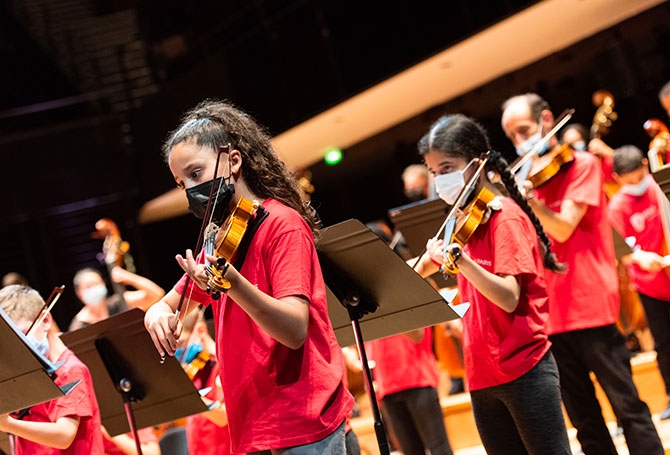 Le spectacle peut commencer. Une récompense pour ces jeunes investis dans le projet depuis trois ans. Malgré la crise, ils ont répondu présents ces derniers mois en poursuivant leur apprentissage par des cours en visio. Une récompense aussi pour les familles, parties prenantes du dispositif et qui n’hésitent pas à s’entraider afin d’assurer les déplacements.
Une récompense enfin pour tous les animateurs de terrain, chevilles ouvrières du dispositif. Grâce à leur présence auprès des jeunes et des familles, ils assurent
le suivi du groupe : « Nous veillons à ce que personne ne décroche pour de mauvaises raisons », résume Vincent.