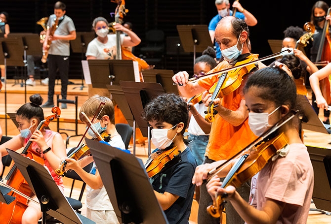 Les référents terrain deviennent des membres de l’orchestre à part entière. «C’est bien pour les enfants de voir qu’on galère aussi avec notre instrument», s’amuse Vincent, qui a manqué quelques répétitions ces derniers temps.