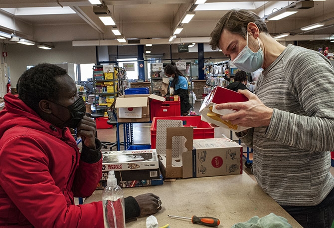 Romain (à droite), encadrant technique, aide Moussa, un jeune Soudanais arrivé il y a
six mois à l’association. Compter, nettoyer, réparer, mettre en sachet… des gestes apparemment simples « mais qui permettent de remobiliser les personnes. Certaines n’ont jamais travaillé. Ici, nous donnons ou redonnons un cadre ». Rappel des règles, des horaires, travail sur les codes, apprentissage du travail en équipe, etc.