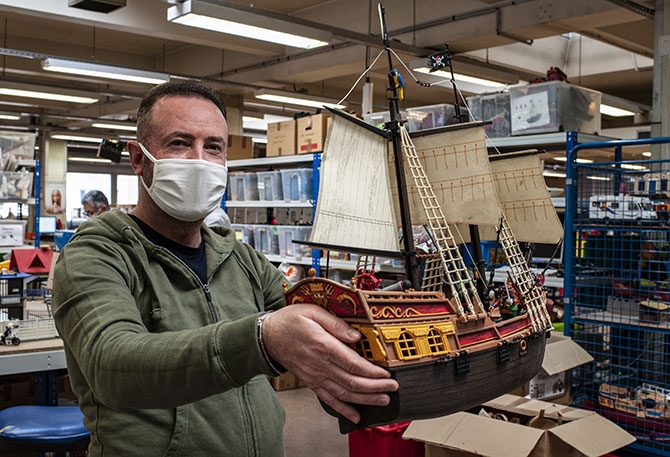 Ekrem, d’origine turque, arrivé en France en 2001, ancien salarié de la restauration.
Des problèmes de santé l’ont obligé à chercher une reconversion. Pas peu fier de son bateau pirate !